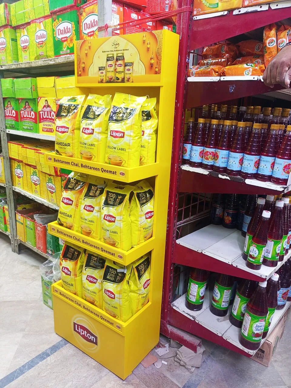 Lipton Ramzan unit stocked against a modern shelf run
