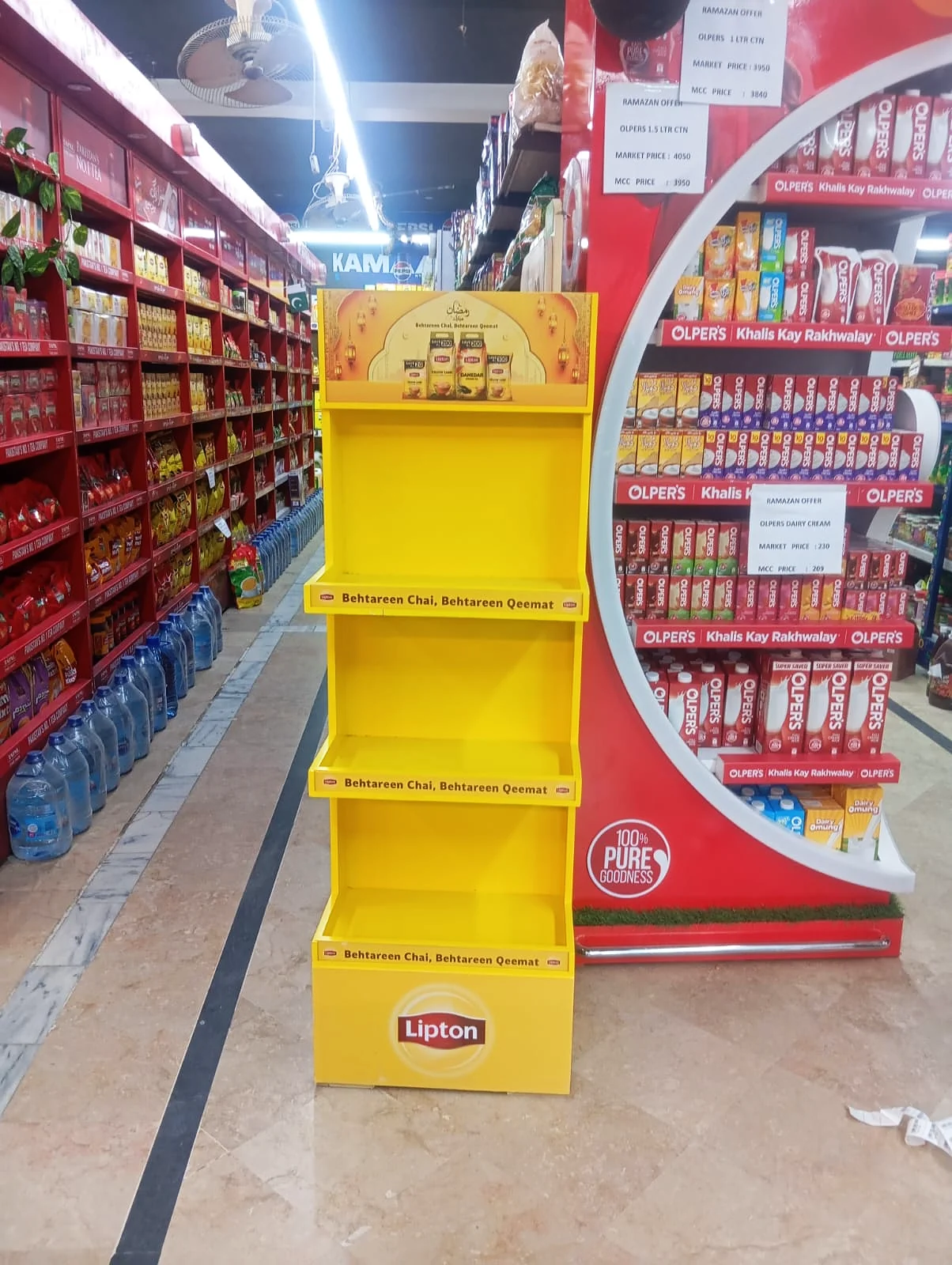 Lipton Ramzan unit in a supermarket aisle