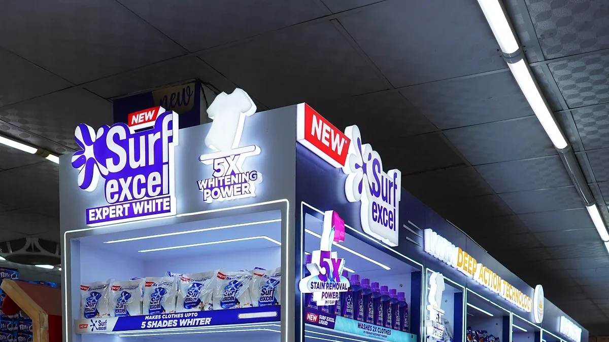 Upright illuminated Surf Excel Expert White end and connected laundry category run